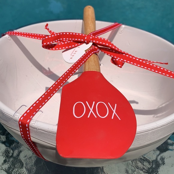 New Rae Dunn BE MINE Mixing Bowl and XOXO Spatula - Picture 3 of 7